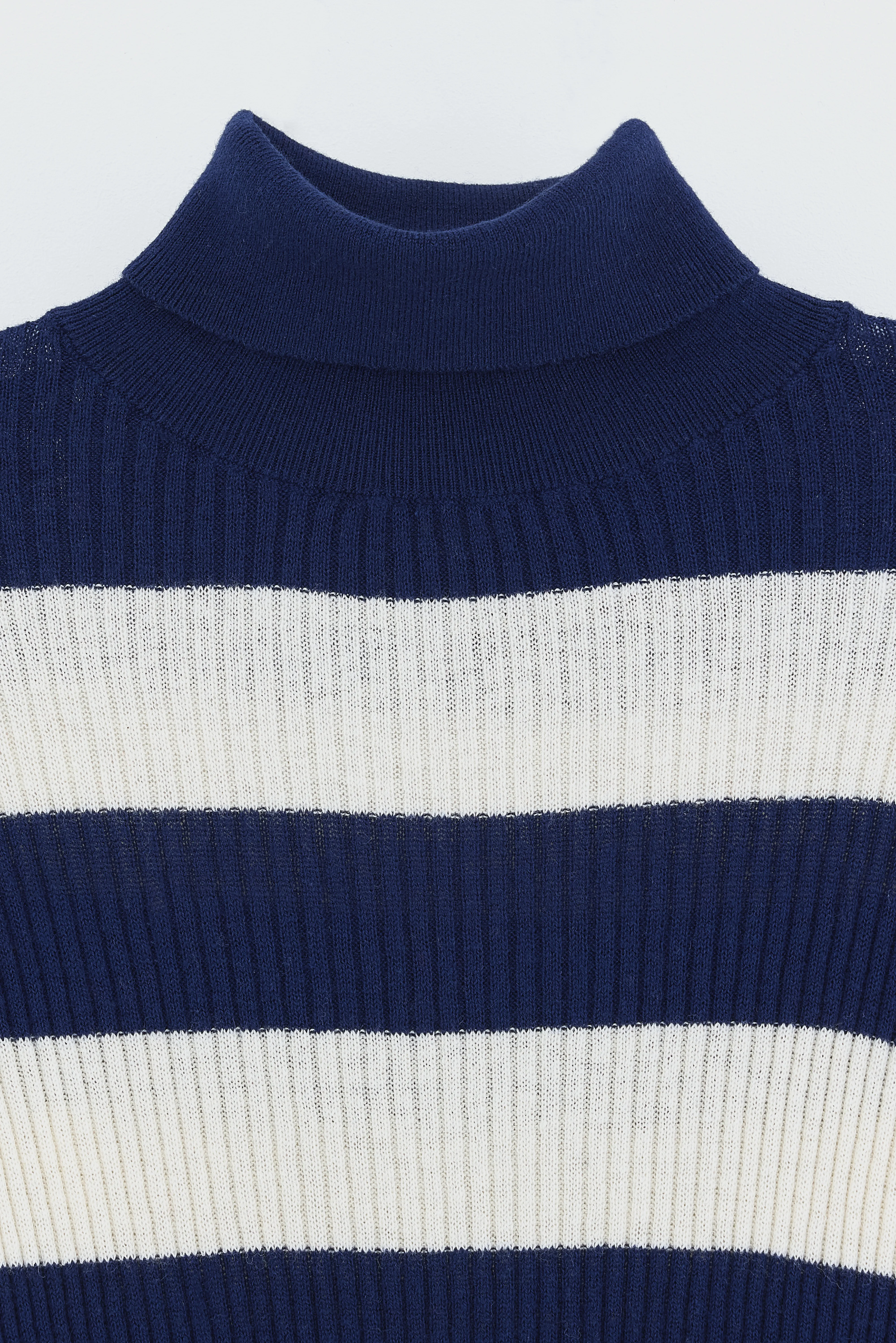 Gerzo turtle neck sweater (252 / G / STRIPE A) - Image 3