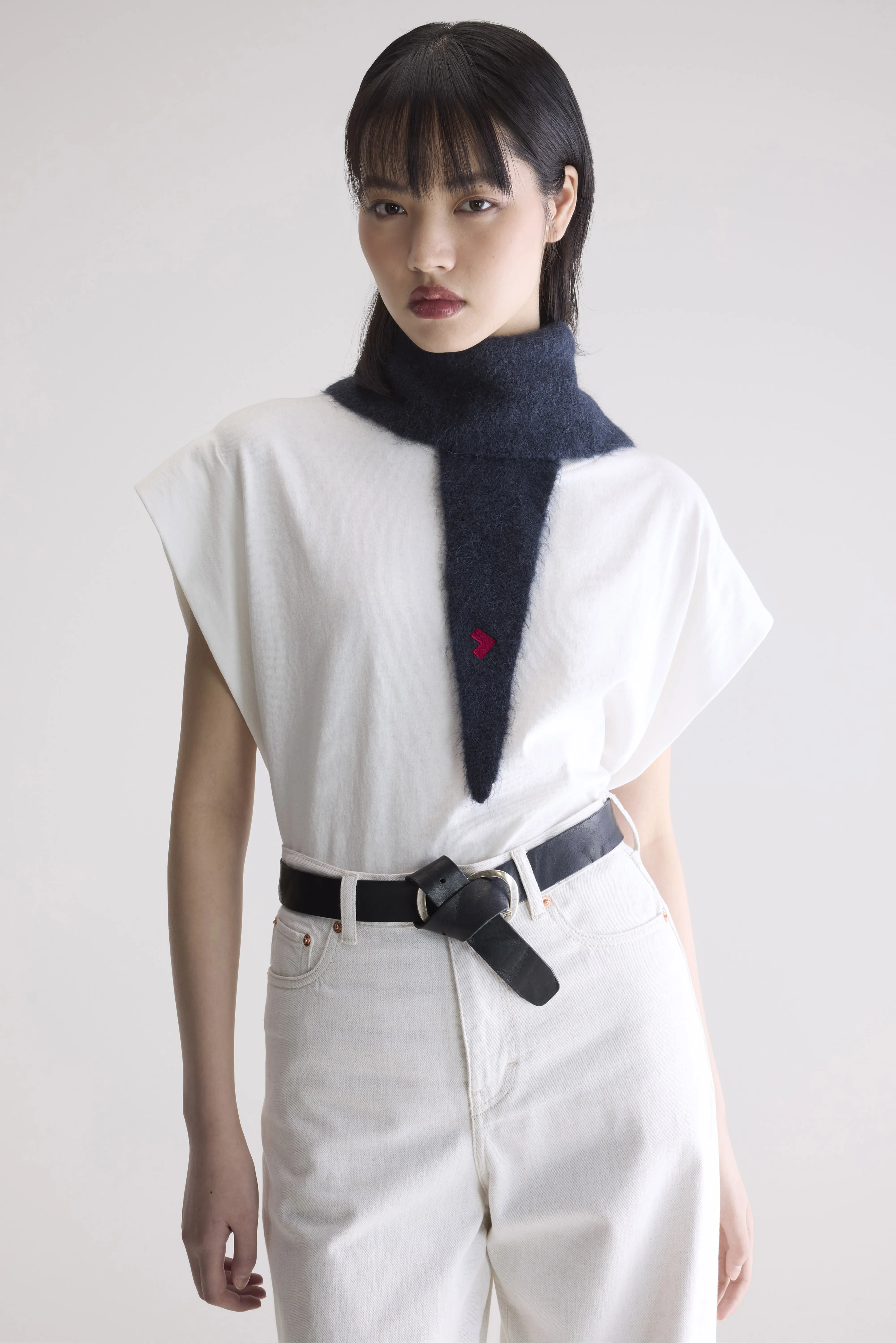 Darcol triangle scarf (252 / W / NAVY) - Image 3